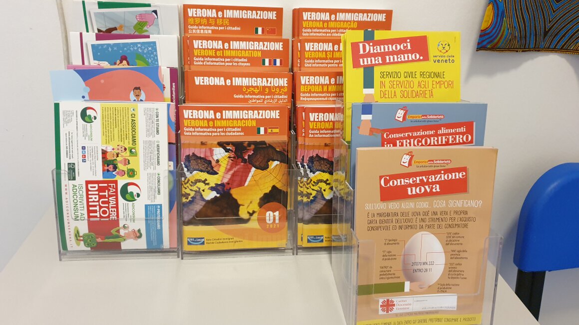 Attività educativa con bambini e genitori in uno spazio comunitario